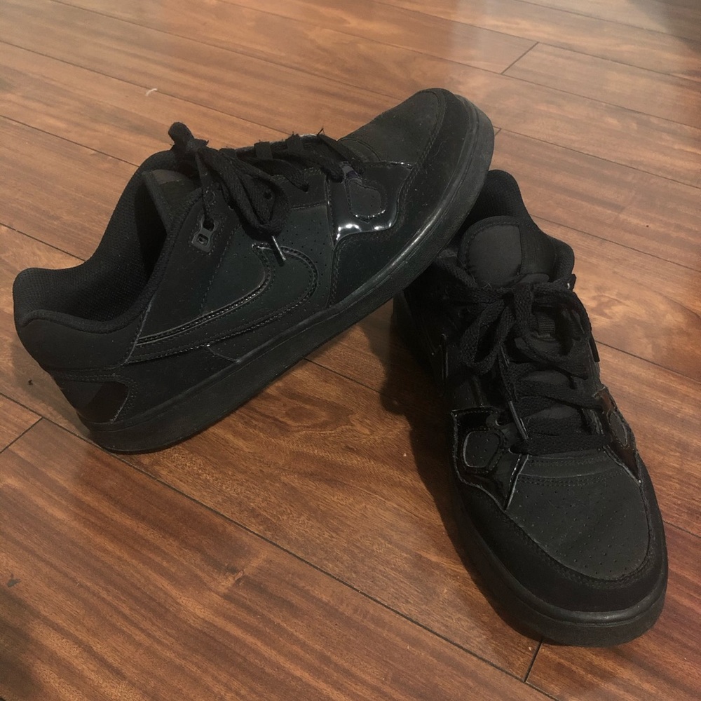 Black Sz 9.5 Nike sneakers